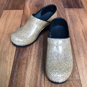 Sanita cream dot clogs 39 NWOT